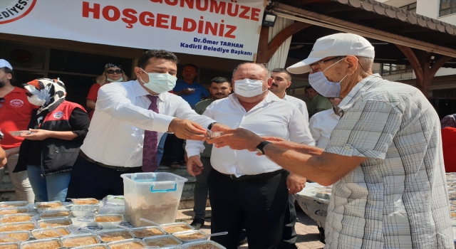 Kadirli Belediyesi cuma namazı çıkışı aşure dağıttı