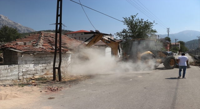Pozantı’da metruk binaların yıkımı sürüyor