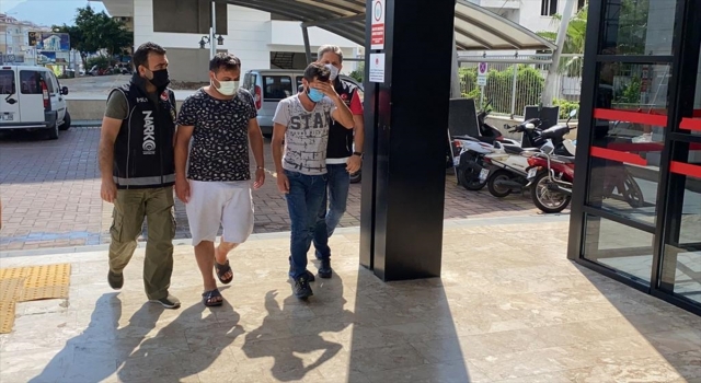 Alanya’da uyuşturucu ticareti yaptıkları iddia edilen 2 kardeş gözaltına alındı