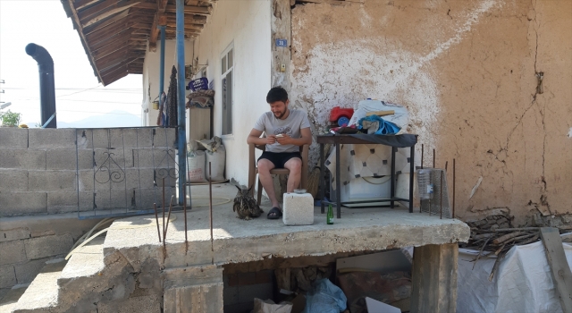 Adana’da yolda bitkin halde bulduğu puhu kuşuna evinde kuşa gözü gibi bakıyor