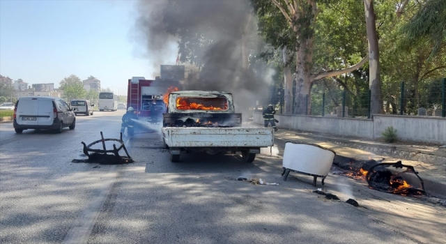 Antalya’da seyir halindeki kamyonette yangın çıktı