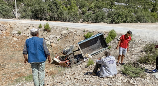 Akseki’de devrilen traktörün sürücüsü yaralandı