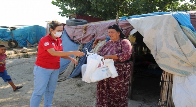 Adana’da mevsimlik tarım işçilerine giyim, gıda ve hijyenik ürün yardımı yapıldı