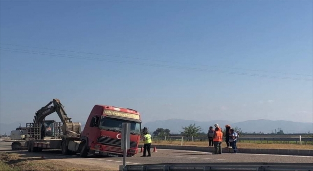 Adana’da yoldaki göçüğe düşen tır trafiği aksattı