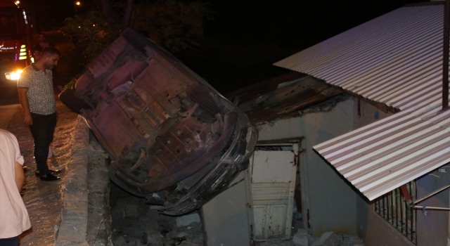Hatay’da otomobil evin çatısına düştü: 2 yaralı