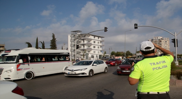 Adana’da trafik ekipleri okul çevrelerinde uygulama yaptı