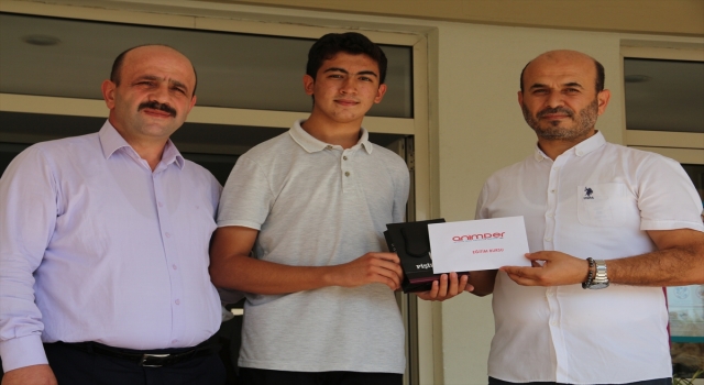 Antalya’da YKS’de ilk bine giren imam hatip lisesi öğrencileri için ödül töreni düzenlendi
