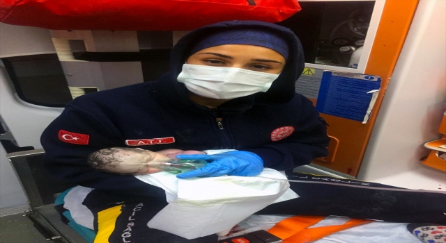Burdur’da ambulansta doğduktan sonra kalbi duran bebek sağlık ekibinin müdahalesiyle yaşama tutundu