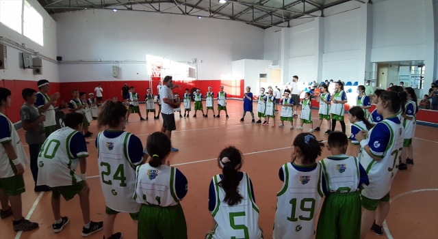 Tufanbeyli’de basketbol kursunda dereceye girenlere hediye verildi