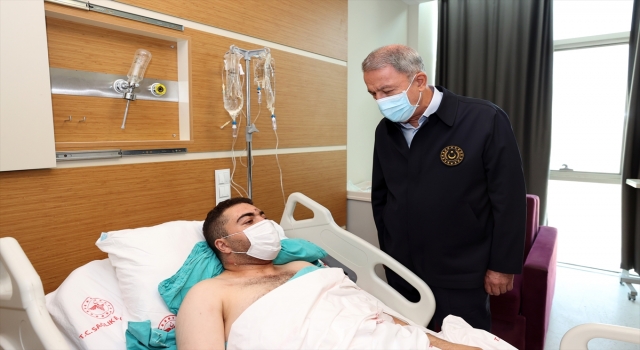 Milli Savunma Bakanı Akar İdlib’deki saldırıda yaralanan askerleri ziyaret etti