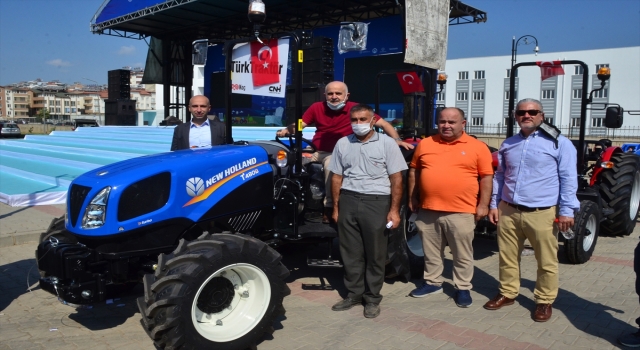 Manavgat’taki orman yangınından zarar gören çiftçiler, yeni traktörlerine kavuştu
