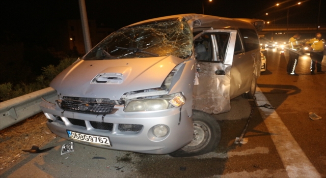 Adana’da otobanda üç aracın karıştığı trafik kazasında 9 kişi yaralandı