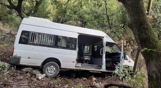 Osmaniye’de kamyonetle çarpışan öğrenci servisi dere yatağına devrildi: 10 yaralı