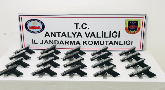 Antalya’da silah kaçakçılığı yaptığı ileri sürülen iki şüpheli yakalandı