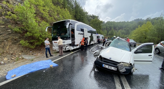 Antalya’da yolcu otobüsüyle otomobil çarpıştı: 2 kişi öldü, 2 çocuk yaralandı