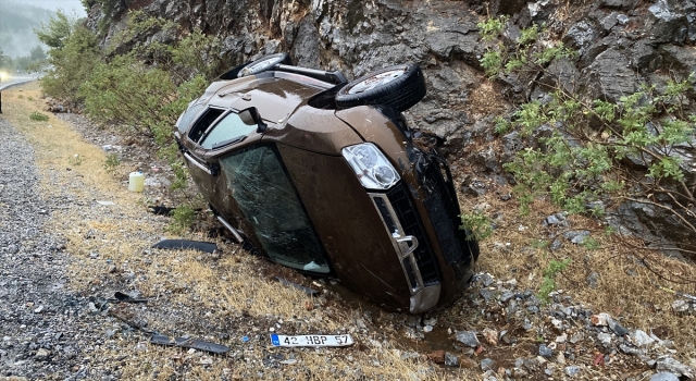 Antalya’da otomobilin şarampole devrilmesi sonucu 3 kişi yaralandı