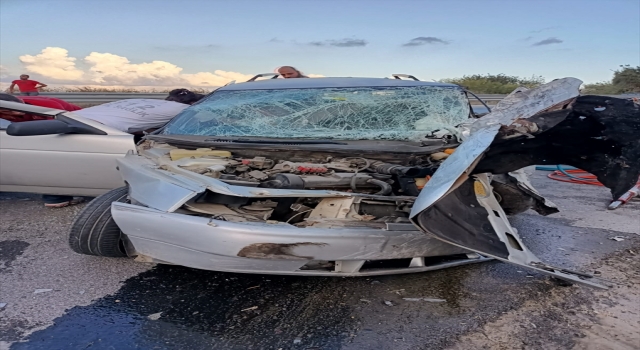 Mersin’de tır ile otomobilin çarpıştığı kazada 2 kişi yaralandı