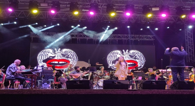 28. Uluslararası Adana Altın Koza Film Festivali’nde Ceylan Ertem orkestra ile sahne aldı