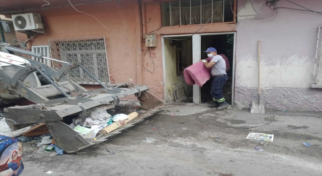 Adana’da bir evden 9 kamyon çöp çıkarıldı