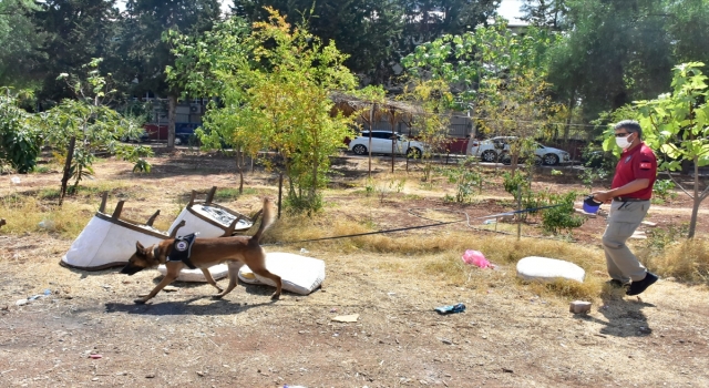 Adana’da polis, okul çevrelerinde denetim yaptı