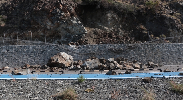 Hatay’da, SamandağArsuz yolu düşen kaya parçaları nedeniyle ulaşıma kapandı