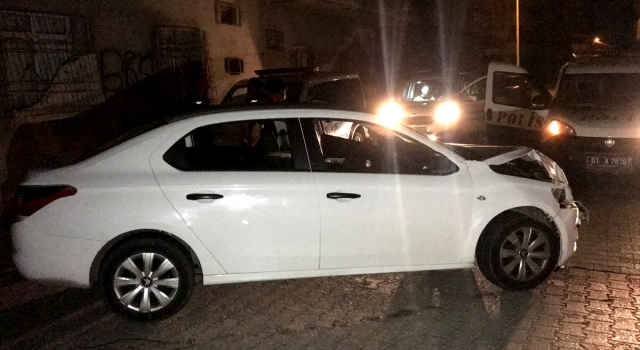 Adana’da polisin kovaladığı otomobildeki şüpheliler kaza yapınca yaya olarak kaçtı