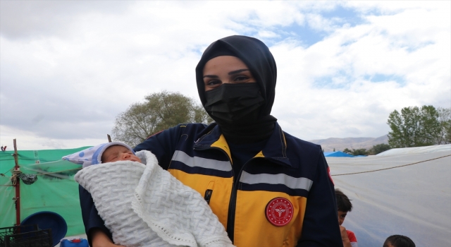 Suriyeli minik Yusuf’a ambulansta ”hayat dokunuşu” takdir topladı
