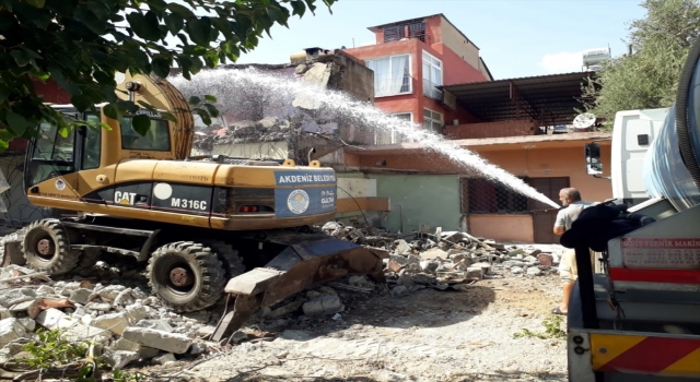 Mersin’de 2 katlı metruk bina kontrollü şekilde yıkıldı