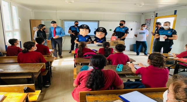 Adana’da polislerden okul kütüphanesine 500 kitap bağışı