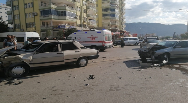 Adana’da iki otomobilin çarpışması sonucu 2 kişi yaralandı