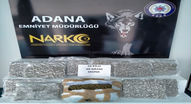 Adana’da yolcu otobüsünde 10 kilogram skunk ele geçirildi