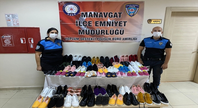 Manavgat’ta polis, orman yangını mağdurlarına ayakkabı dağıttı