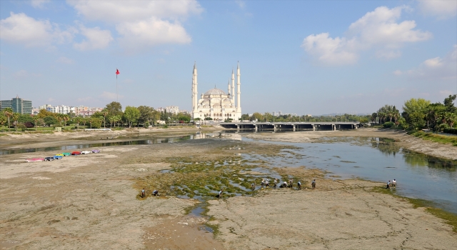 Adana Seyhan Nehri’nde temizlik çalışması yapılıyor