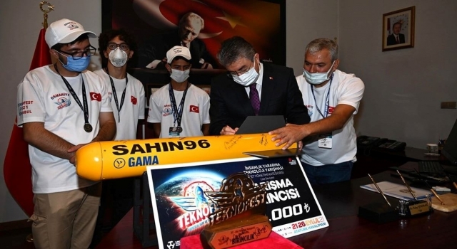 TEKNOFEST’te birinci olan öğrenciler Vali Erdinç Yılmaz’ı ziyaret etti