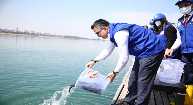 Tarım ve Orman Bakanı Pakdemirli, Adana’da Seyhan Baraj Gölü’ne balık bıraktı