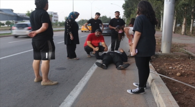 Adana’da köpeğe çarpmamak için manevra yapan motosiklet sürücüsü, kazada yaralandı