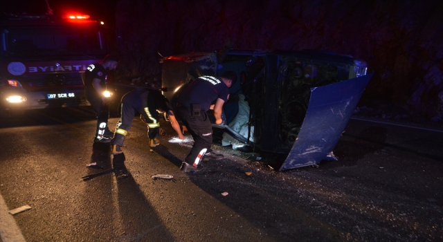 Kaş’ta iki otomobilin çarpışması sonucu 3 kişi yaralandı