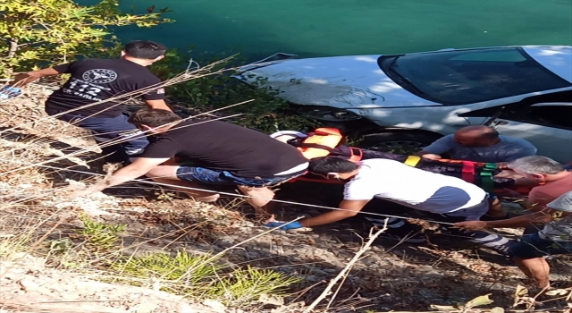 Antalya’da ırmağa düşen otomobildeki 2 kişi yaralandı