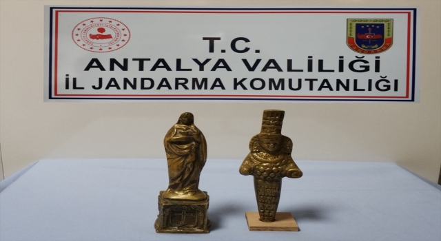 Antalya’da tarihi eser operasyonunda 2 altın heykel ele geçirildi