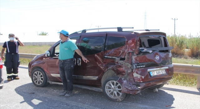 Serik’te 3 aracın karıştığı kazada 2 kişi yaralandı