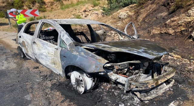 Anamur’da seyir halinde alev alan otomobil kullanılamaz hale geldi