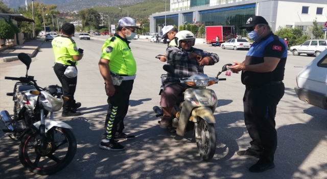 Kumluca’da motosiklet sürücülerine yönelik kask denetimi yapıldı
