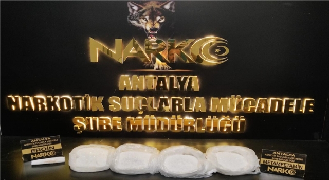 Antalya Havalimanı’nda valizlerinde uyuşturucu bulunan iki kişi yakalandı