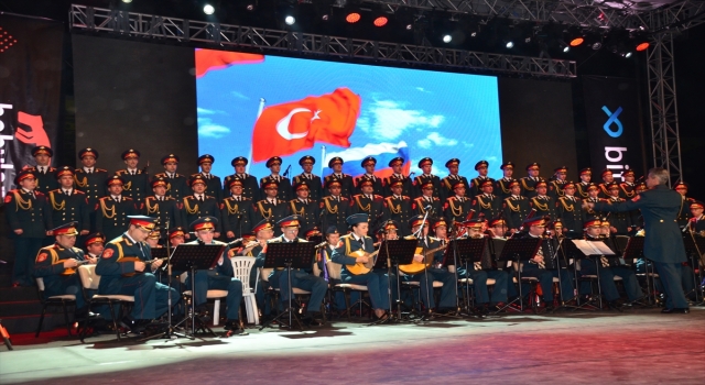 Rus Kızılordu Korosu ve Haluk Levent Manavgat’ta konser verdi