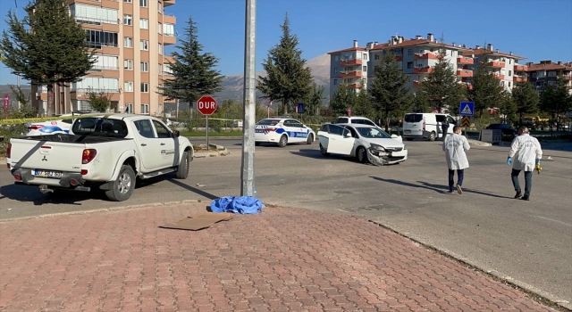 Isparta’da trafik kazasında savrulan otomobilin çarptığı yaya öldü