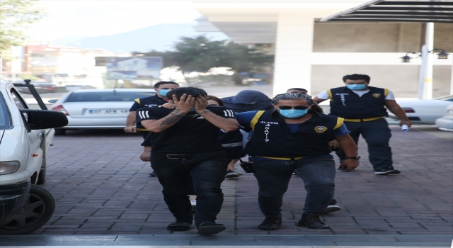 Antalya’da otomobil hırsızlığı yaptıkları belirlenen şüphelilerden 2’si tutuklandı