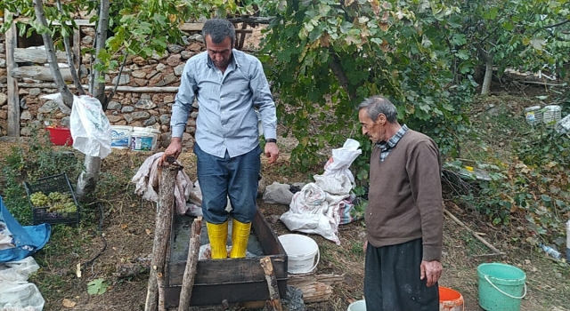 Feke’de üzüm pekmezi yapımı devam ediyor