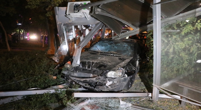 Isparta’da otomobilin otobüs durağına çarptığı kazada 5 kişi yaralandı