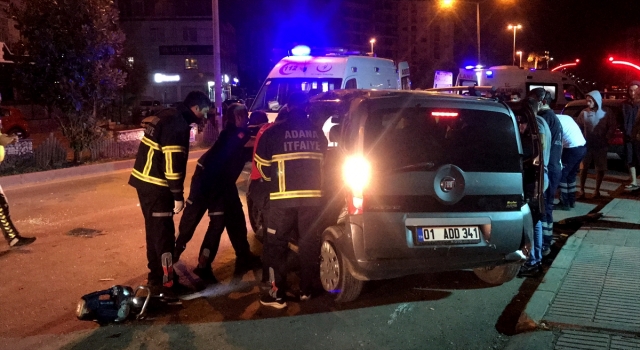 Adana’da hafif ticari araç park halindeki cipe çarptı, 4 kişi yaralandı