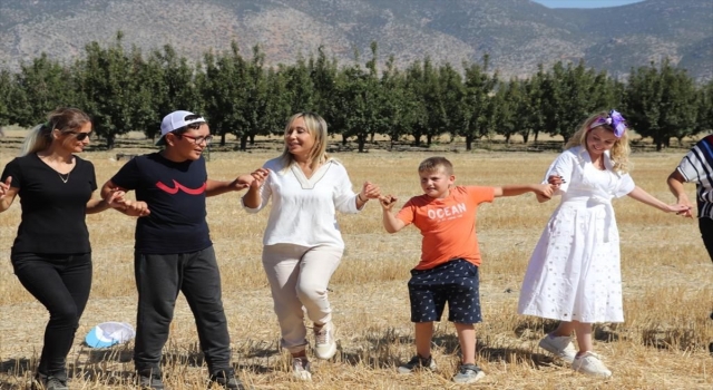 Antalya’da otizmli ve yangın bölgesindeki çocuklar Korkuteli’nde elma topladı